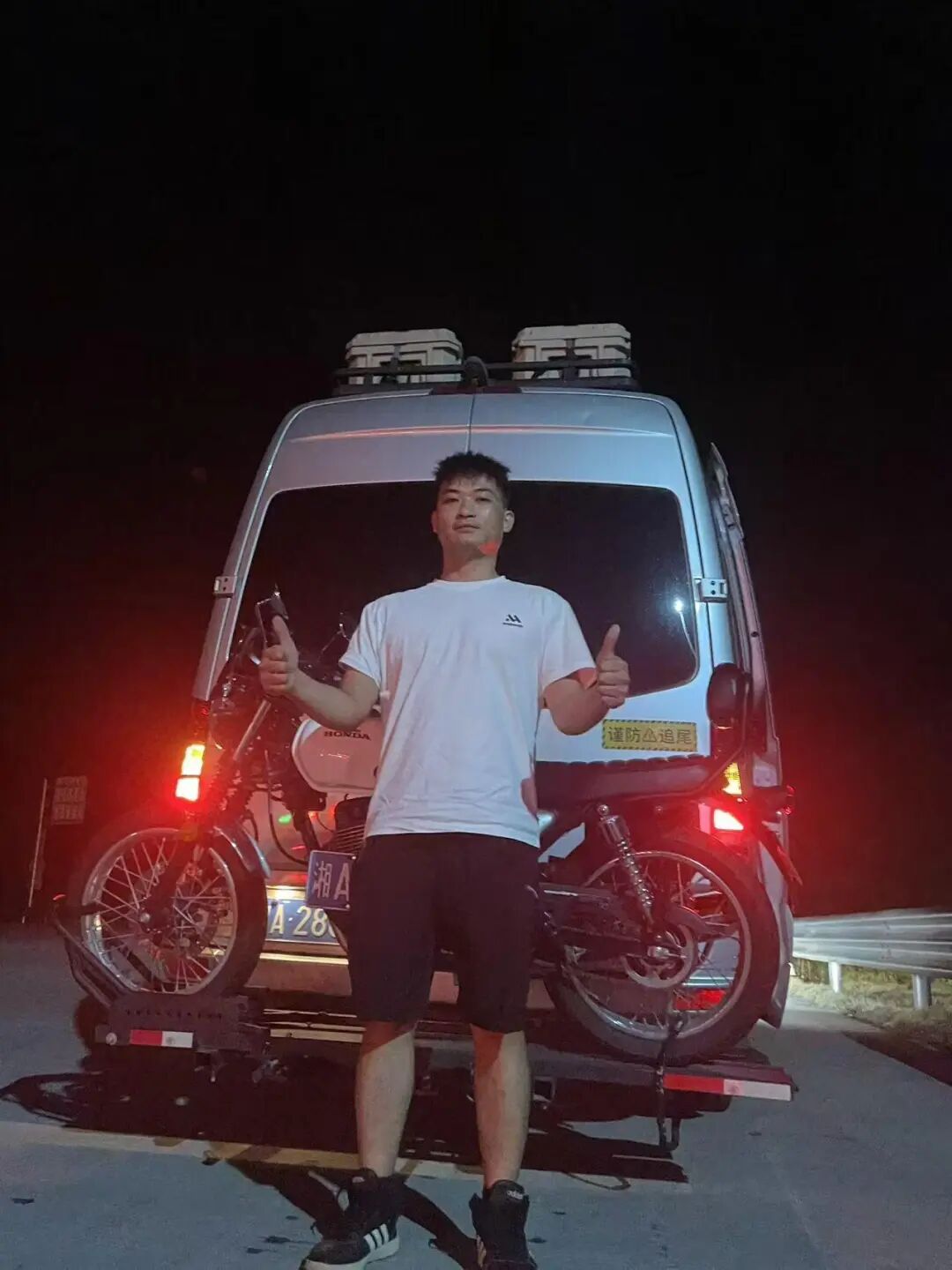 百万元房车不上锁 车主:想玩自取,百万元房车不上锁异地停放十余天，陌生人开走带全家..