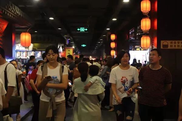 震惊！98个档口的皇宫竟然轻松招架每日百万人流量？