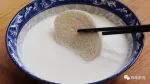 把馒头片放牛奶里泡一泡，出锅金黄酥脆，全家人都爱吃，真香