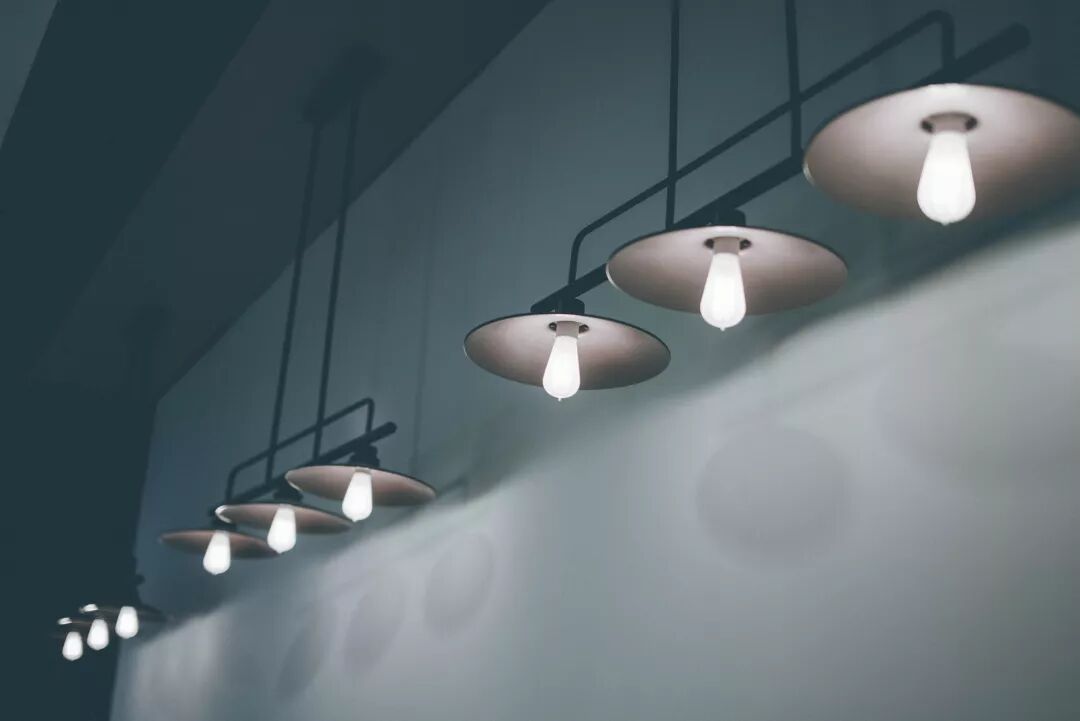 水电工之照明灯多控开关中的六个接线点怎样接？的图1