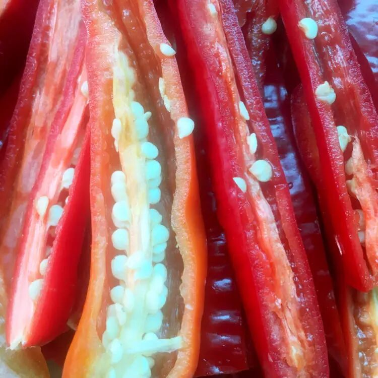 2.将红辣椒一剖为二,切开.