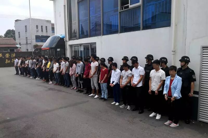 教科书式戏精！56岁大妈冒充20岁小妹诈骗红包