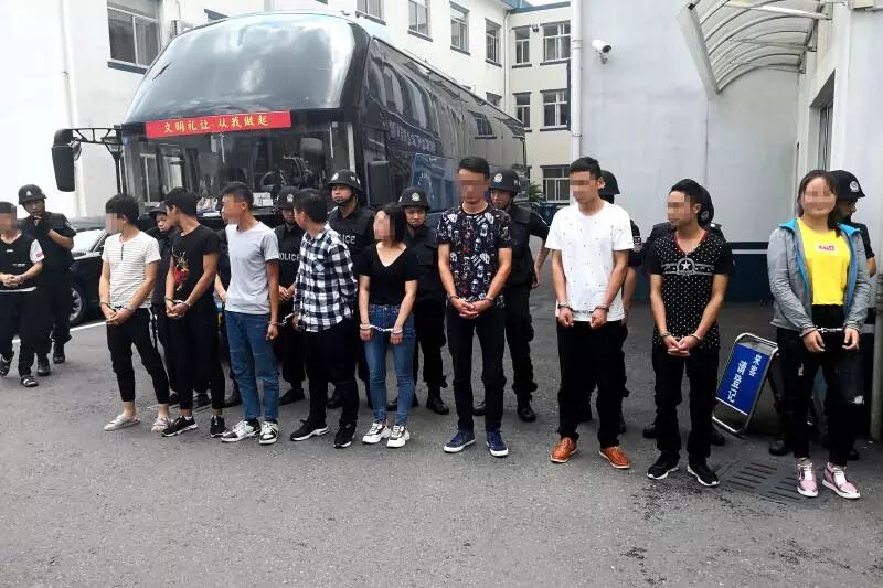 教科书式戏精！56岁大妈冒充20岁小妹诈骗红包