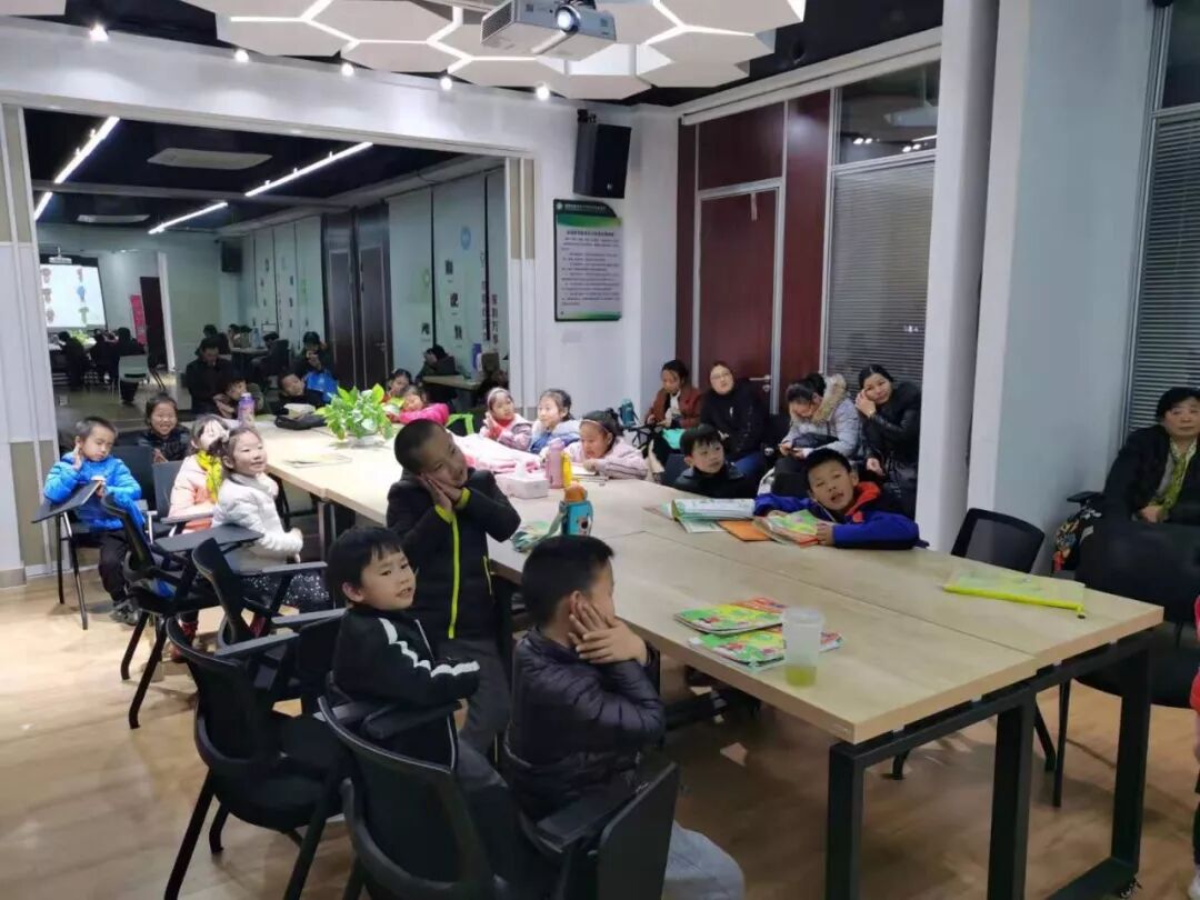 宁波宝爸复旦硕士毕业 为教女儿英语在社区开了个班