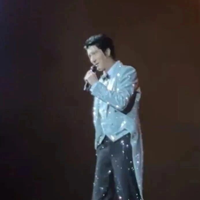 王力宏演唱会上深情演唱《落叶归根》悼念舅公许倬云:现在他像落叶已经归根了