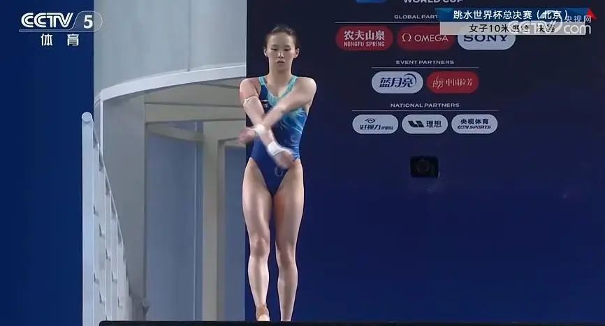 巅峰对决！跳水世界杯女子10米台决赛，陈芋汐夺得冠军，全红婵获得亚军