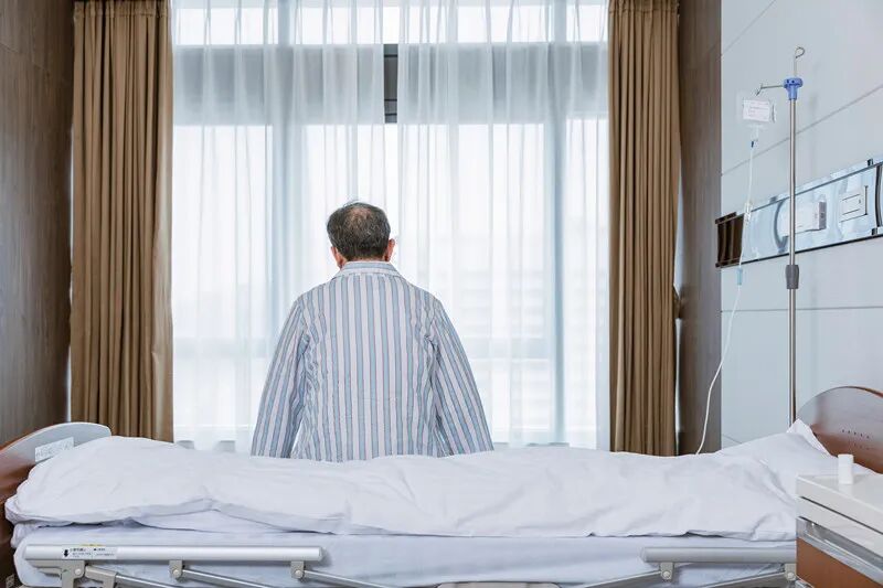 怎么推轮椅爬两层楼都是噩梦！宁波60岁男子被推着轮椅进医院，得了这种病，真的可能“憋死”_https://www.jmylbn.com_新闻资讯_第2张