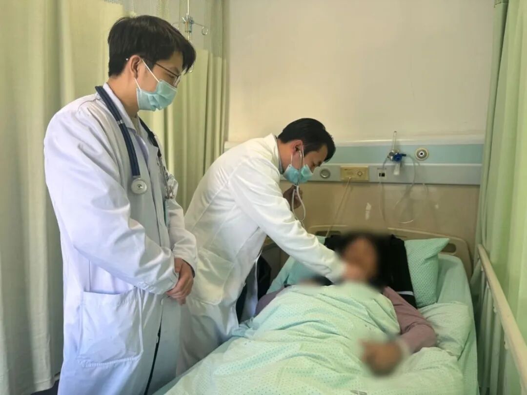 一年级女孩不会拼音，大晚上被妈妈丢在路边，家长辅导作业太崩溃