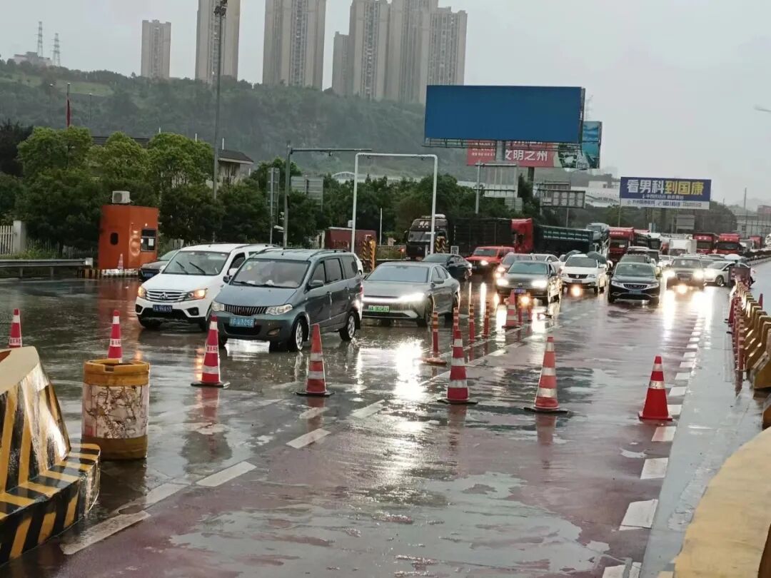 万州多个高速公路收费站入口临时管制