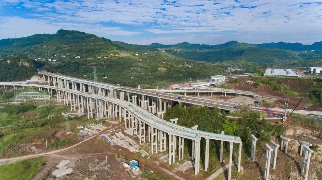 使恩广高速和沪蓉高速被顺利消除,与新建高速的"隔阂"这也标志着鹿山