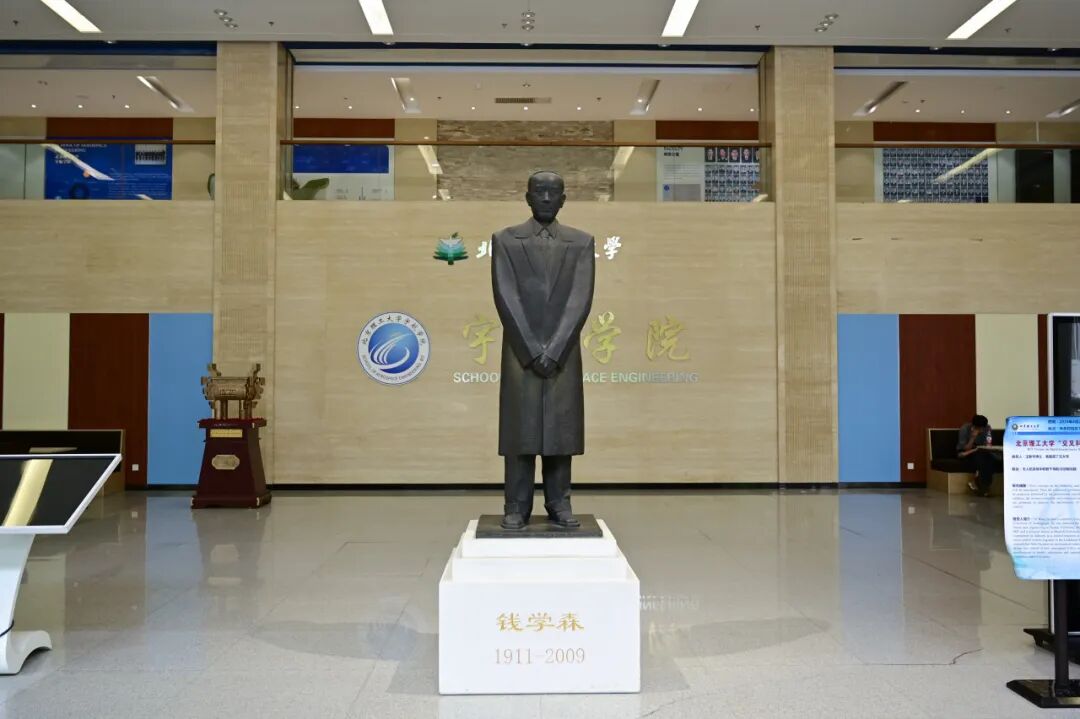 木化石[gf]1f4cd[/gf] 图书馆南侧由辽宁省朝阳市,双塔区及中国航天