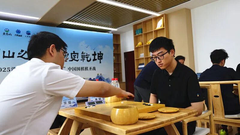 棋圣战一路落子有声，从首都的方寸棋枰到长城最西烽的新疆乌什，这不仅是一场职业赛事的征途，更是一次跨越山海的文化对话。