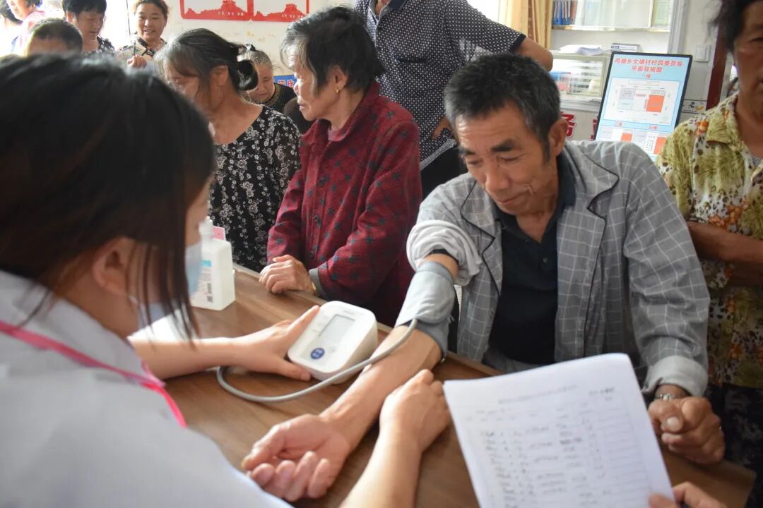 新时代文明实践荷塘乡联合县医院开展医心跟党走奋进新征程义诊活动