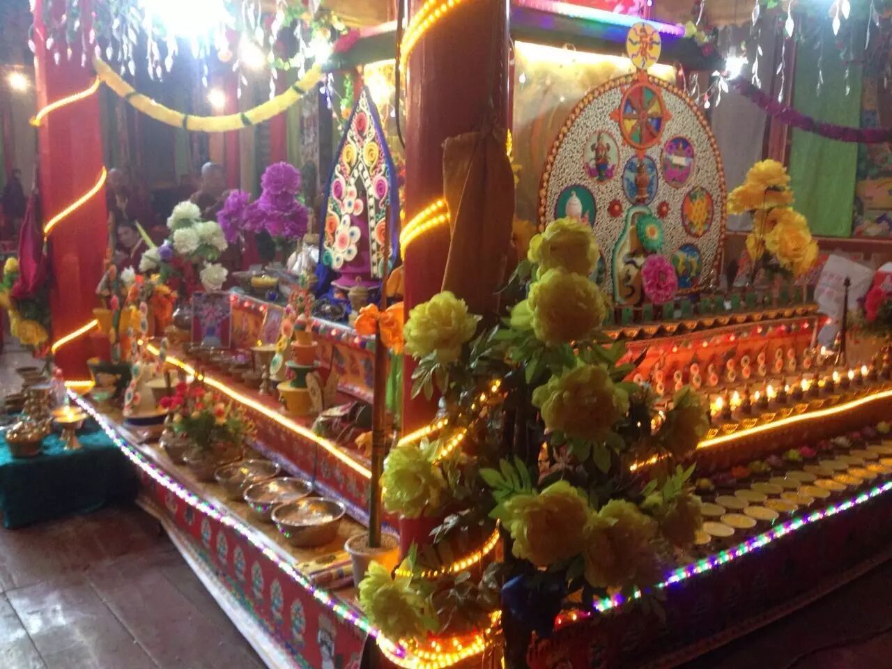 青海龙什加寺纪念阿旺·班玛南杰法王供灯法会盛况