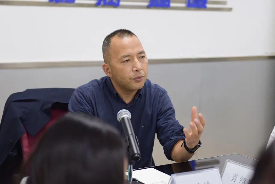 黄吉鸿老师开宗明义:语文教学当以自我为参照,找准个人研究点,并围绕