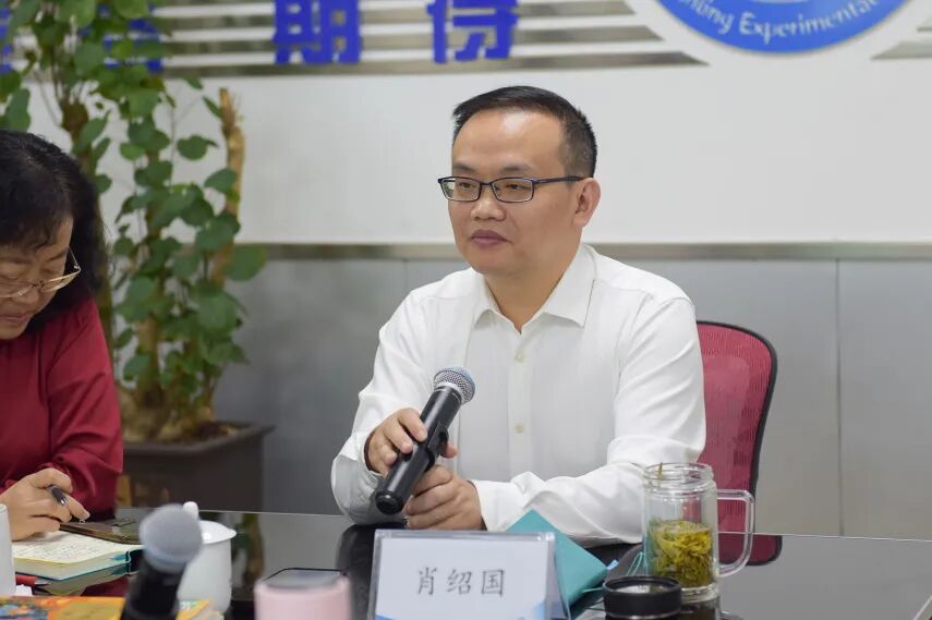 黄吉鸿老师开宗明义:语文教学当以自我为参照,找准个人研究点,并围绕