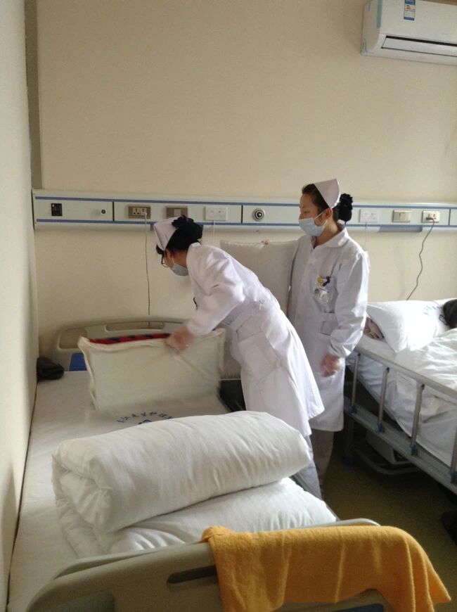 晨间护理还在机械的铺铺床叠叠被吗?这么好的沟通时刻快把握好！