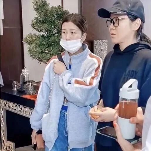 网友在西安偶遇闫妮，素颜很黑并不漂亮，穿的再年轻也是老阿姨！