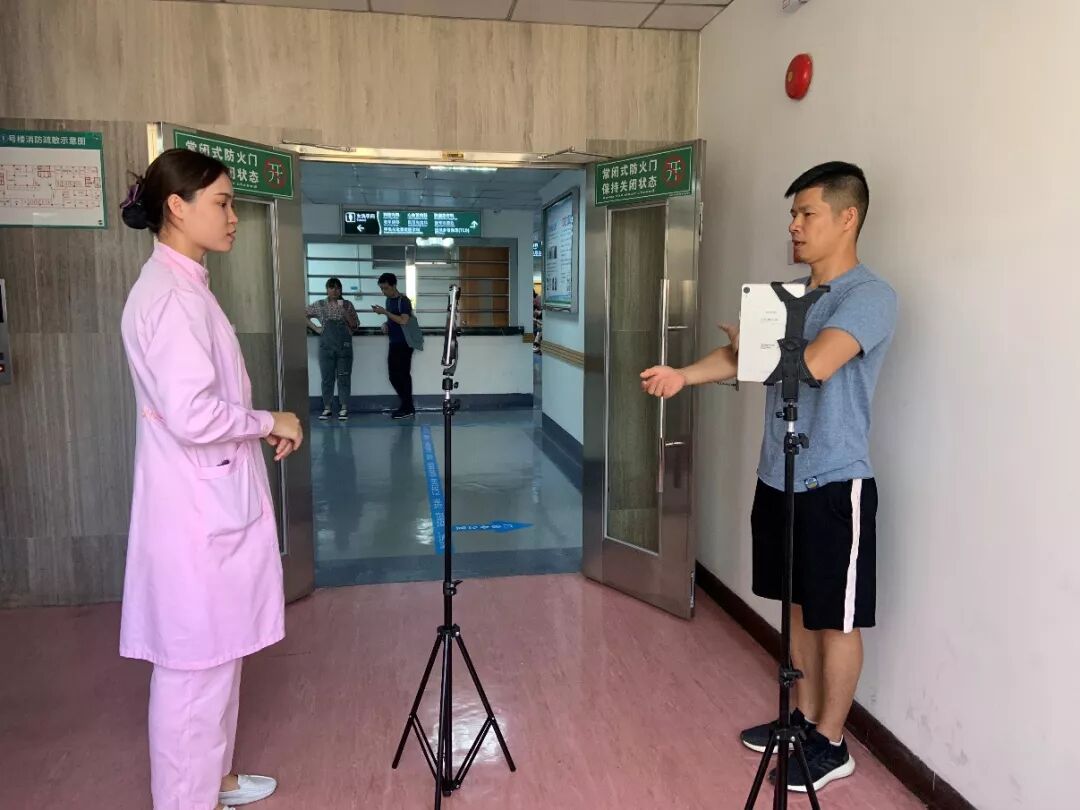 （听障志愿者在深圳市人民医院进行测试体验）