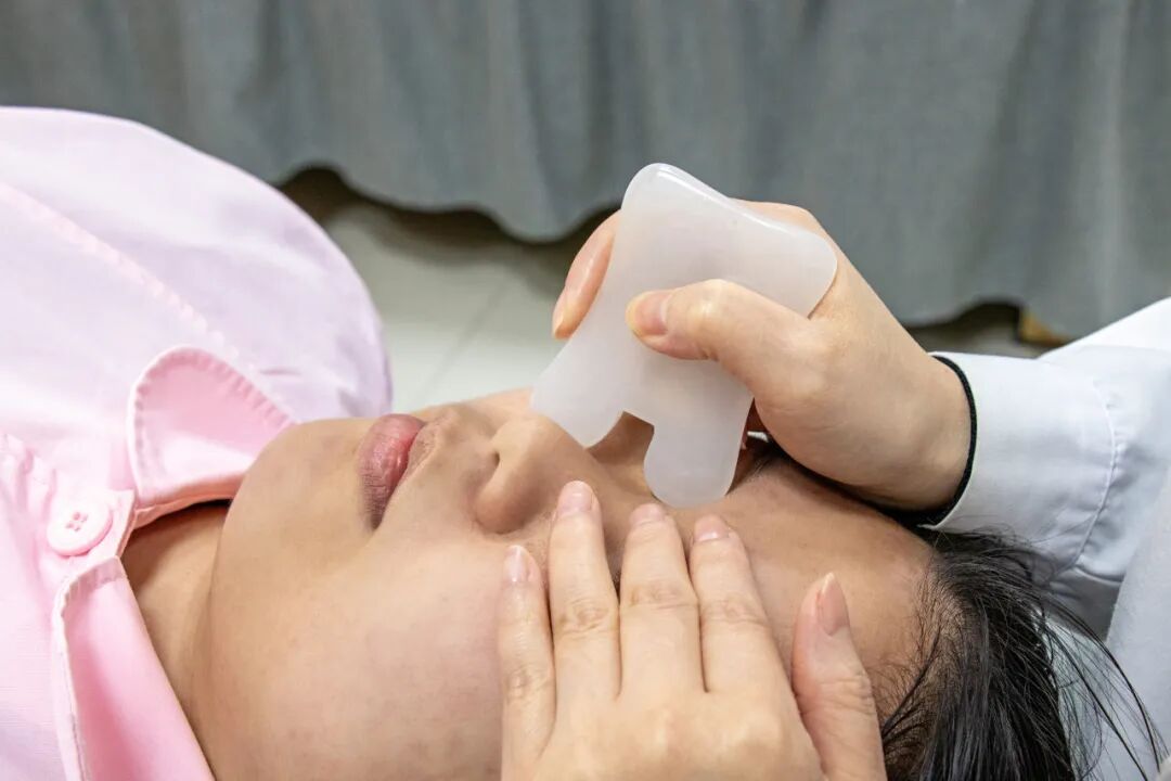 玉石刮痧面板怎么用【中医护理】玉石刮痧：玉板轻推焕启肌肤之美_https://www.jmylbn.com_新闻资讯_第7张