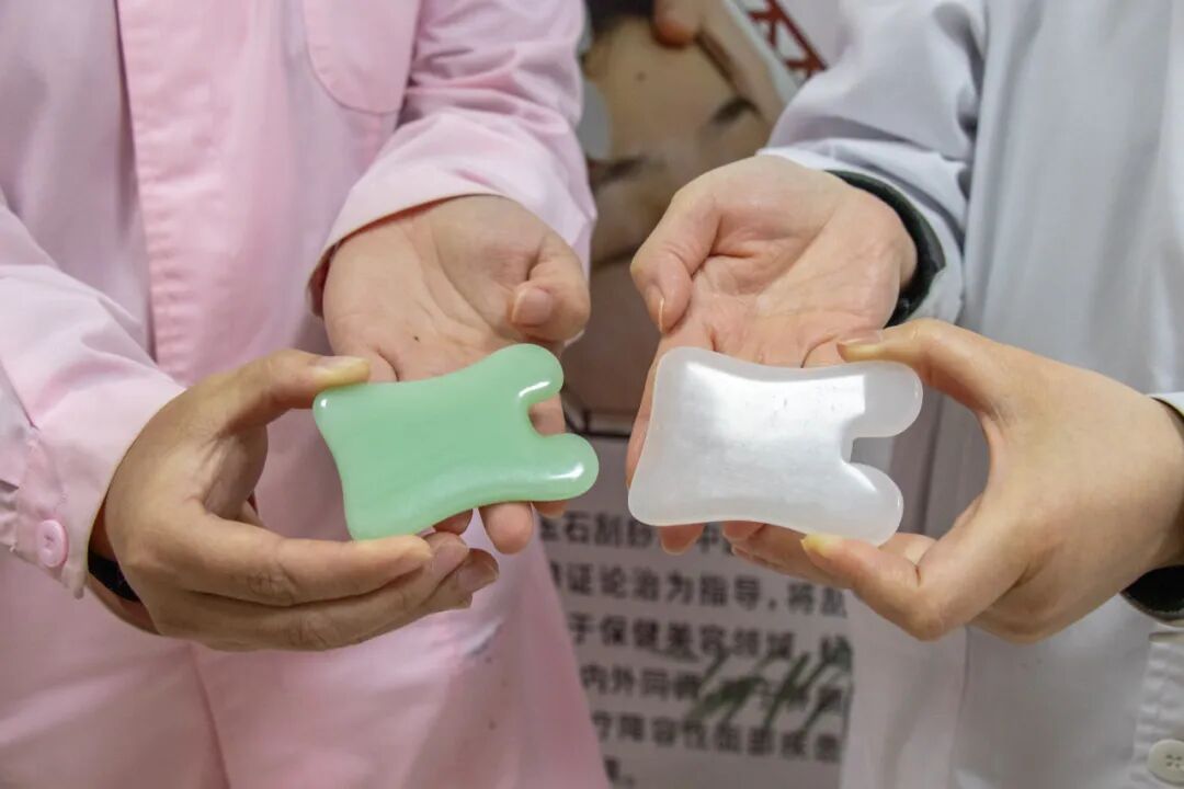玉石刮痧面板怎么用【中医护理】玉石刮痧：玉板轻推焕启肌肤之美_https://www.jmylbn.com_新闻资讯_第6张