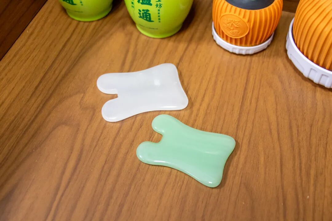 玉石刮痧面板怎么用【中医护理】玉石刮痧：玉板轻推焕启肌肤之美_https://www.jmylbn.com_新闻资讯_第4张