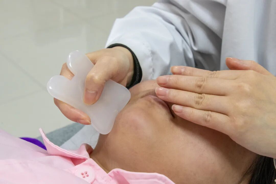 玉石刮痧面板怎么用【中医护理】玉石刮痧：玉板轻推焕启肌肤之美_https://www.jmylbn.com_新闻资讯_第5张