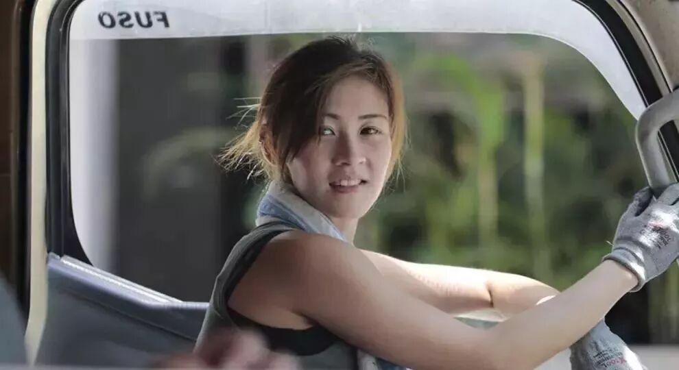 香港"最美搬运工"爆红,《人民日报》都为她打call,这位港版罗拉告诉你