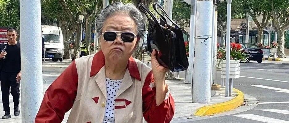 上海街头的一组街拍照火了，年轻人纷纷点赞：衣服很土，但气质绝了！