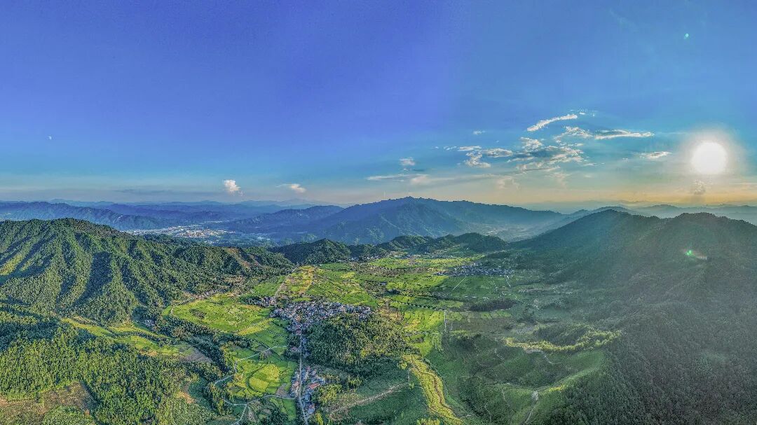 9月17日的福建清流县高地村，10 千伏各溪线跨越层层叠叠的稻田与满目青翠的山峦，绿色电网与乡村自然风光无缝相融，一幅电力赋能乡村振兴的新图景正徐徐展开。（黄辉进）.jpg