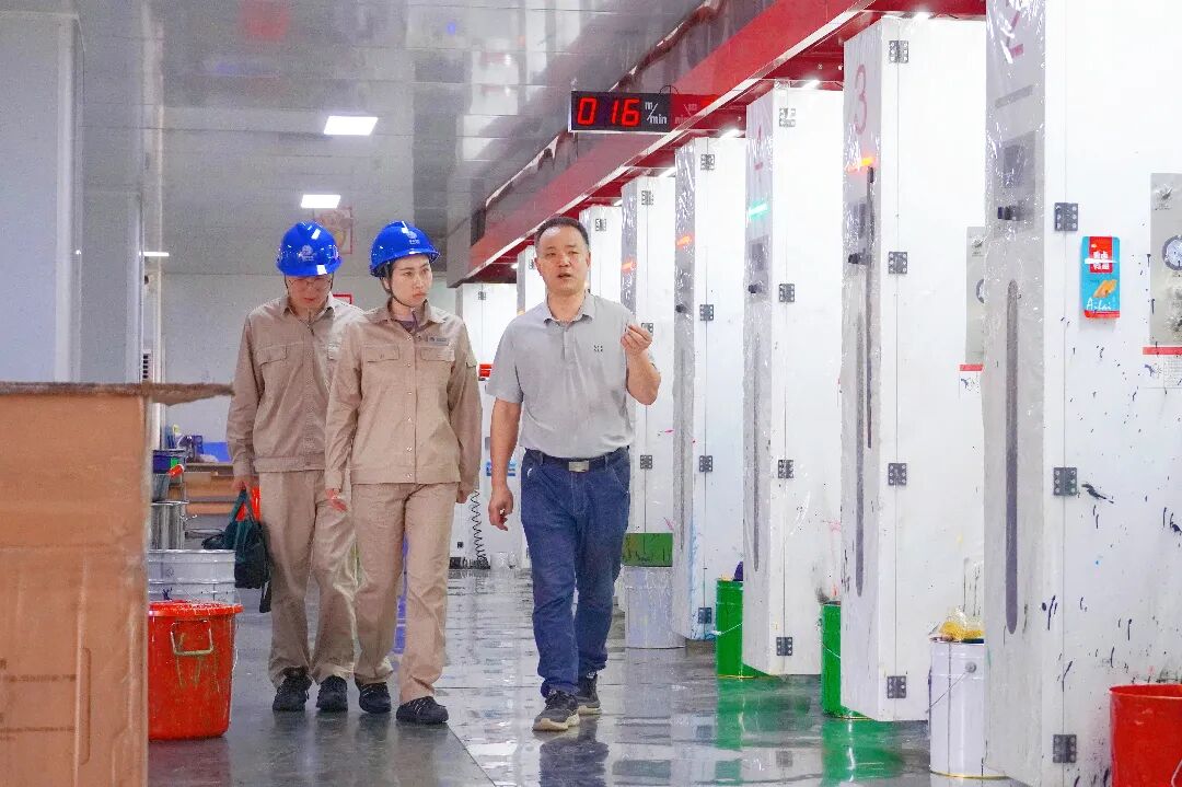 图为国网沙县区供电公司员工走访福建省万鑫华新材料科技有限公司，了解企业用电需求。（谢美芳 摄）.jpg