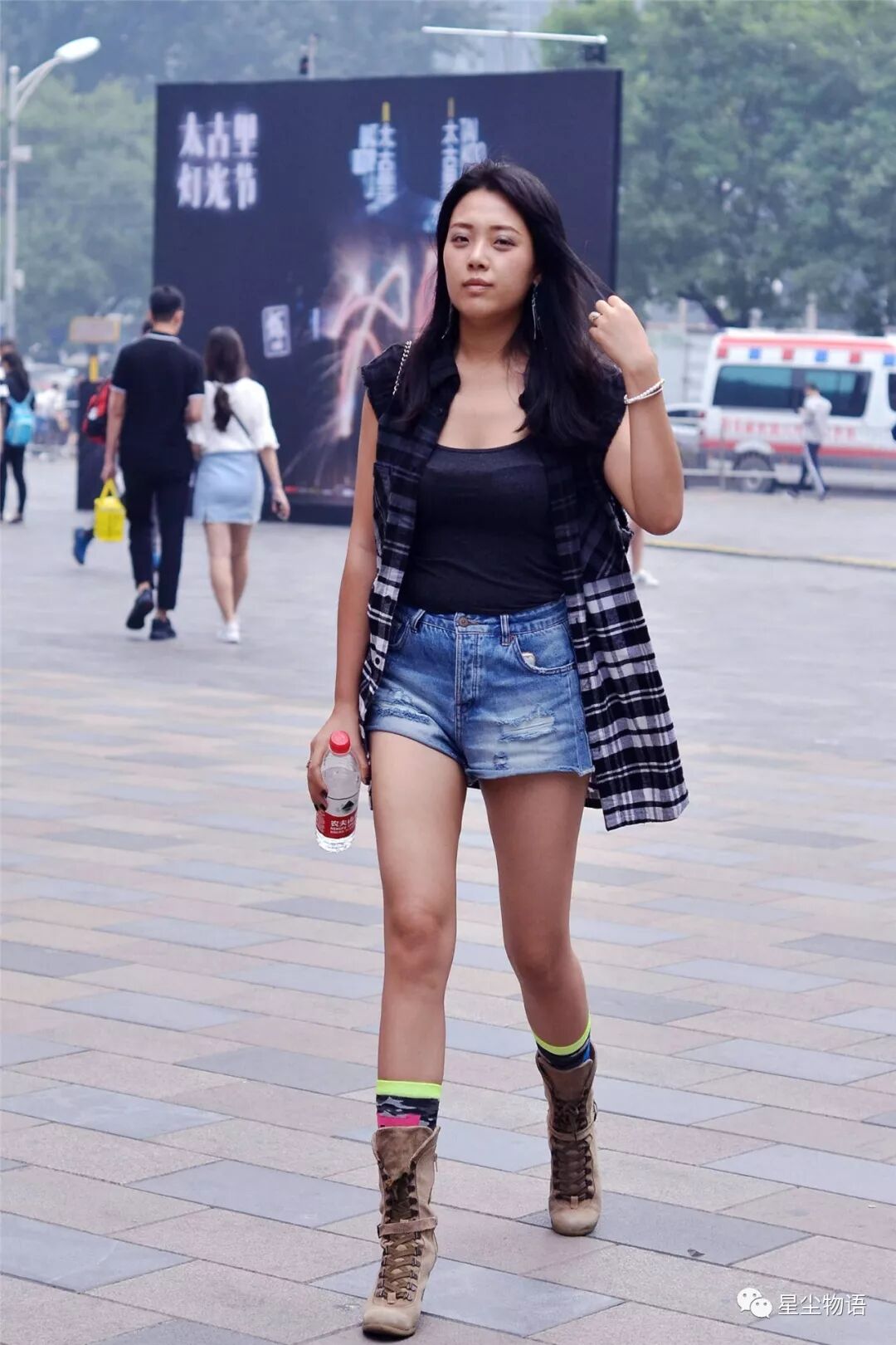 秋日街头的短裤穿搭 时尚姑娘各有妙招 穿出秋天的味道 星尘物语 微信公众号文章阅读 Wemp
