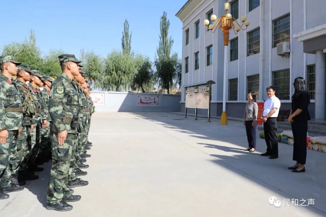 图为马玉斓,侯全明等县领导在县武警中队进行慰问