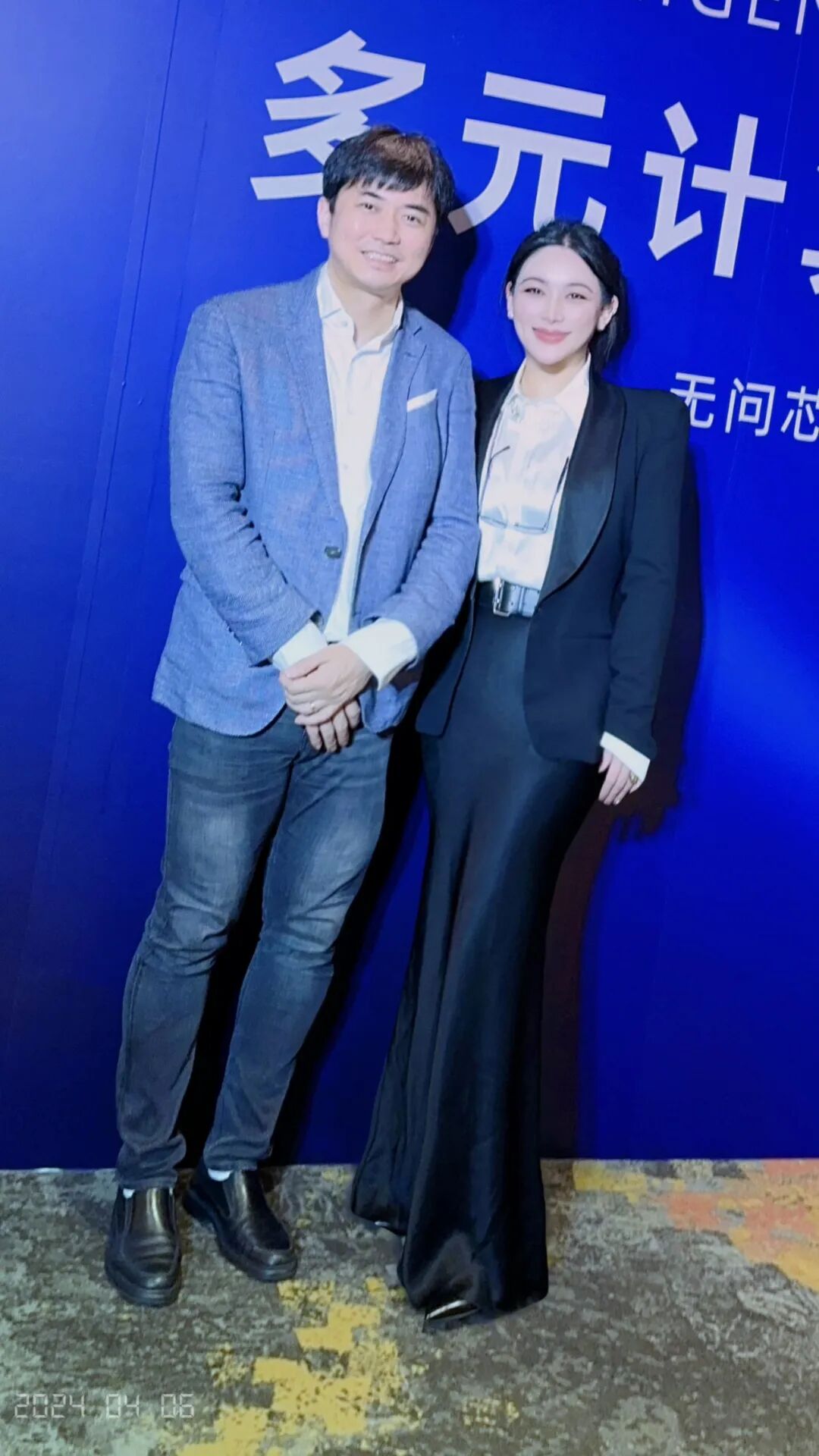 (英博数科ceo周韡韡(右)与无问芯穹发起人,清华大学电子工程系主任汪