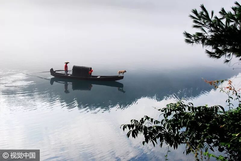 遥望洞庭山水翠，白银盘里一青螺。（刘禹锡）