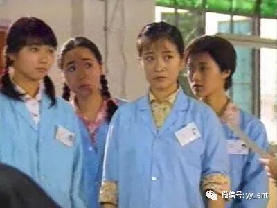 49岁陈小艺生活照曝光,老公其貌不扬,小鲜肉儿子英俊帅气