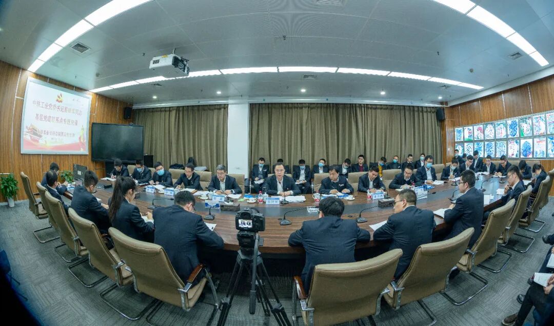 易铁军调研中铁装备讲授专题党课