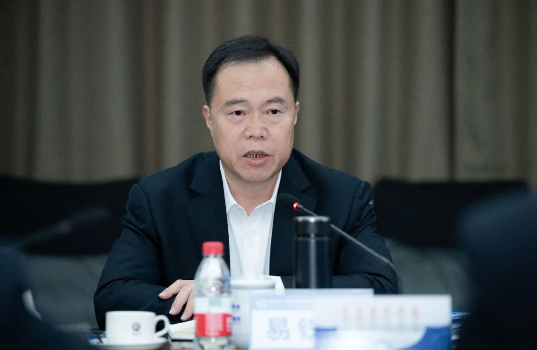 易铁军调研中铁装备讲授专题党课