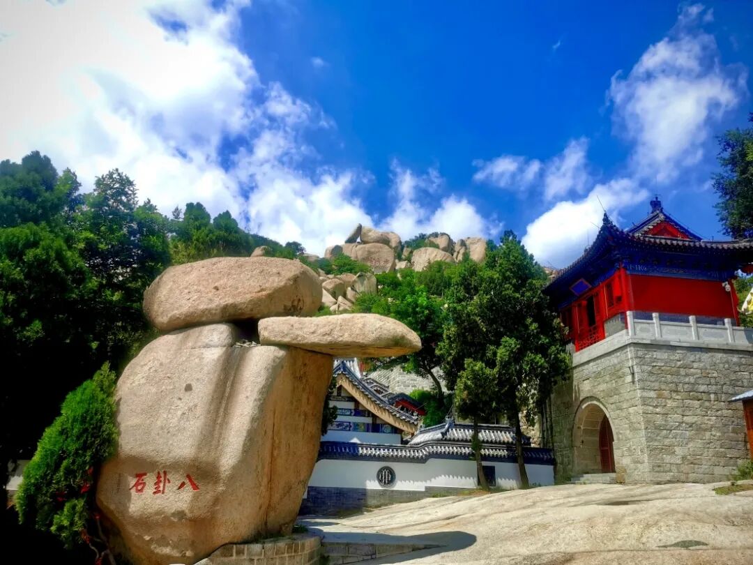 青山,白云,还有那红砖青瓦的楼阁,构成了一幅绝好的水墨丹青.