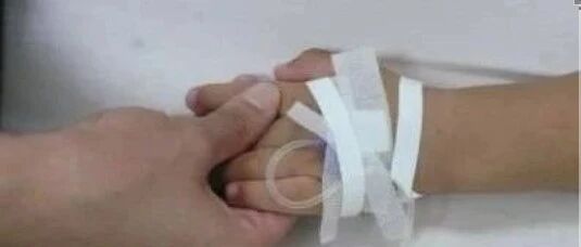 老师，你拔针顺序不对，怎么能先撕胶布呢？书上可不是这么说的！