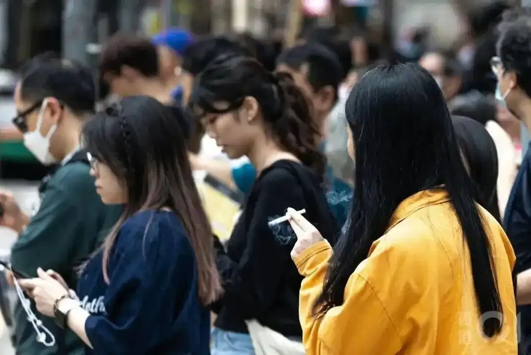5000港币兑人民币汇率及香港禁烟区吸烟罚款规定，警方严查重罚不容忽视