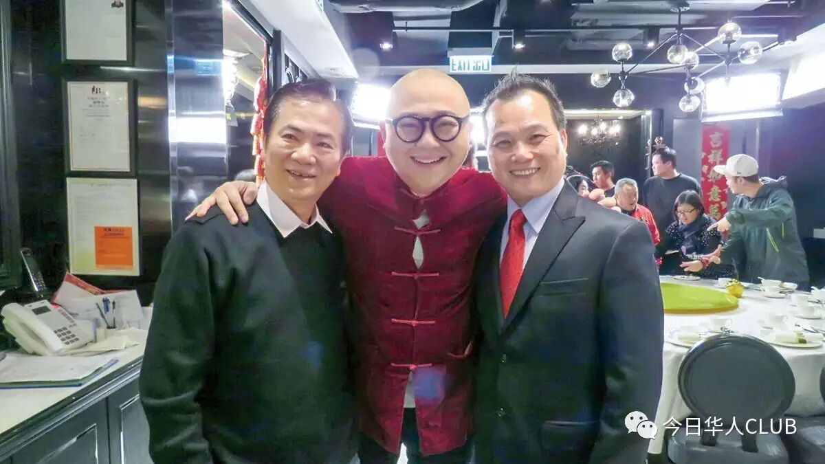 何志强先生带著"香茅黑椒叉烧"和"龙趸野菌肠"等佳肴参加当年香港旅游