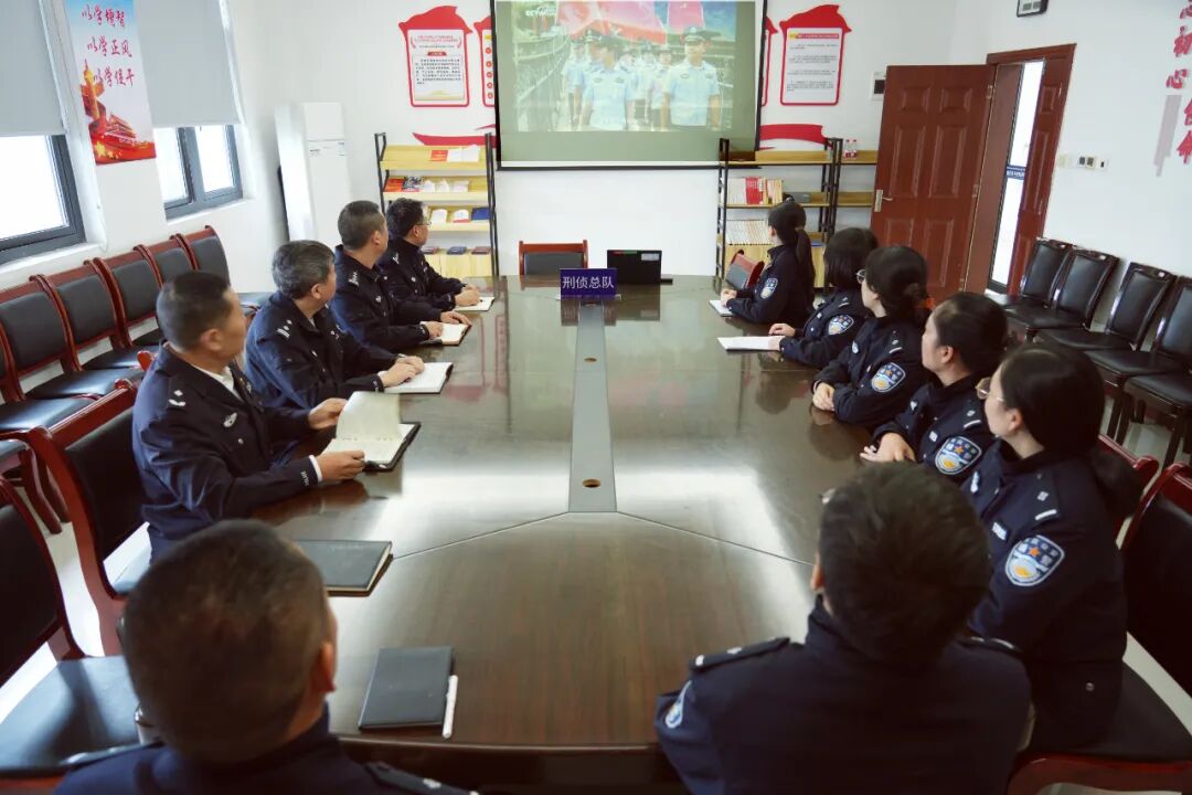 人民公安從這里走來 | 全國“公安楷?！卑l(fā)布廳特別節(jié)目在重慶公安機(jī)關(guān)引發(fā)熱烈反響