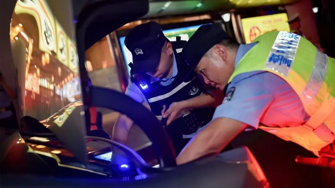 在守護(hù)人民幸福安寧上聚焦發(fā)力 重慶警方開展夏夜治安巡查宣防第二次集中統(tǒng)一行動