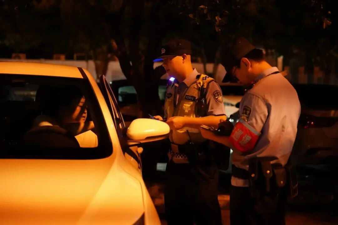 在守護(hù)人民幸福安寧上聚焦發(fā)力 重慶警方開展夏夜治安巡查宣防第二次集中統(tǒng)一行動