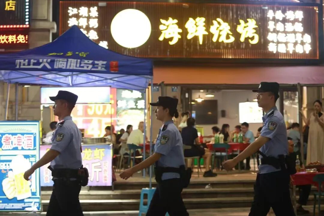 在守護(hù)人民幸福安寧上聚焦發(fā)力 重慶警方開展夏夜治安巡查宣防第二次集中統(tǒng)一行動
