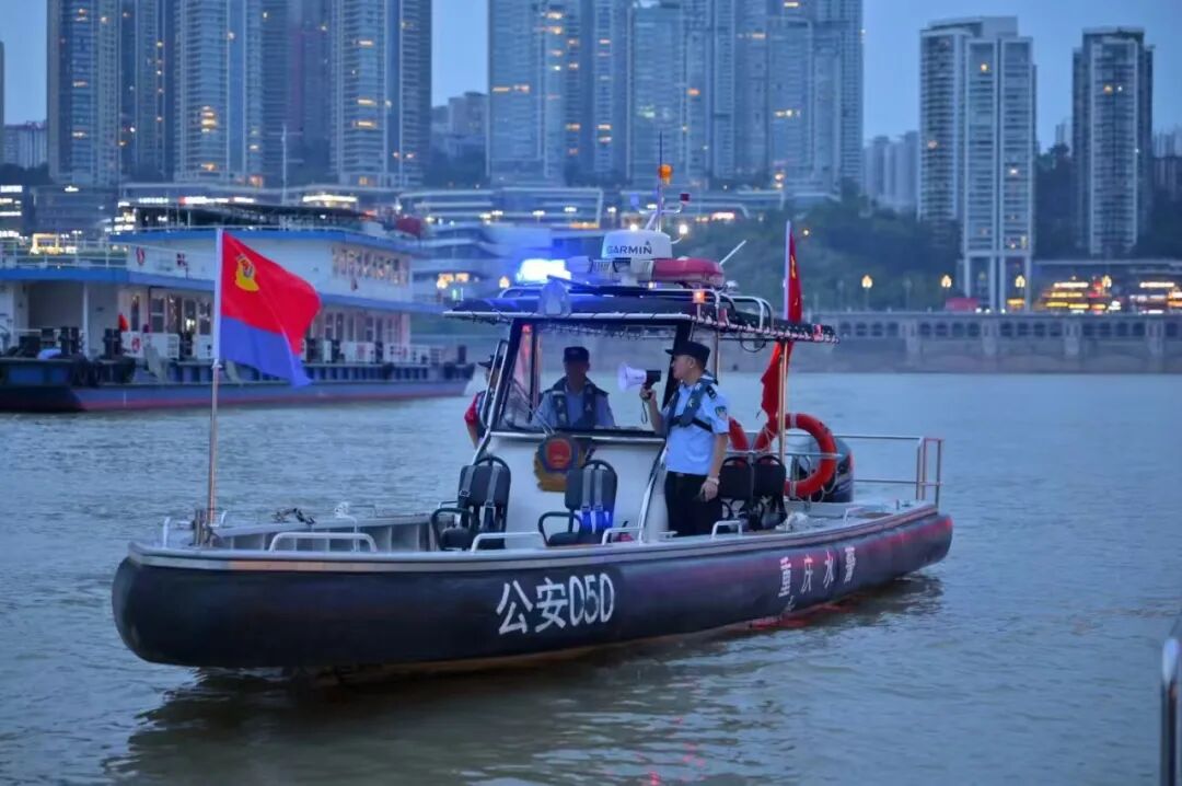 在守護(hù)人民幸福安寧上聚焦發(fā)力 重慶警方開展夏夜治安巡查宣防第二次集中統(tǒng)一行動
