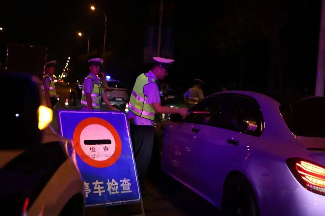 在守護(hù)人民幸福安寧上聚焦發(fā)力 重慶警方開展夏夜治安巡查宣防第二次集中統(tǒng)一行動