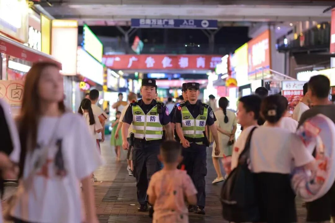 在守護(hù)人民幸福安寧上聚焦發(fā)力 重慶警方開展夏夜治安巡查宣防第二次集中統(tǒng)一行動