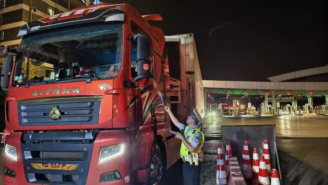 在守護(hù)人民幸福安寧上聚焦發(fā)力 重慶警方開展夏夜治安巡查宣防第二次集中統(tǒng)一行動